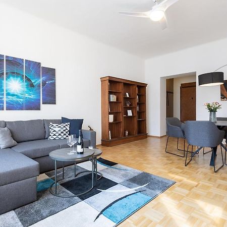 פראג Bright And Spacious Attic Apartment מראה חיצוני תמונה